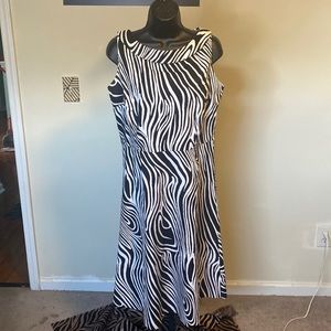 PRE-OWNED DLG BLACK & WHITE COLLARED SLEEVELESS DRESS